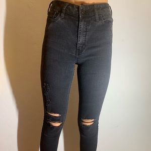 black hollister jeans w rips